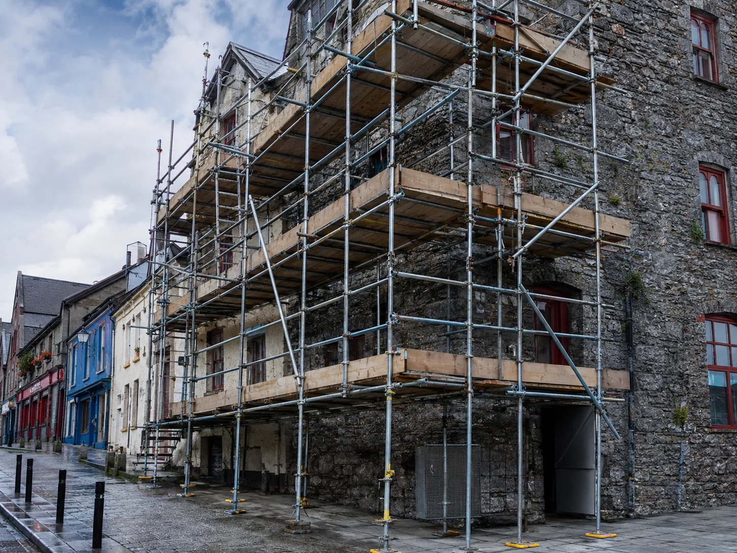 Safe tube-and-fitting scaffolding erected by Ainscaff for a two-storey house extension and blockwork project in a Dublin residential estate.